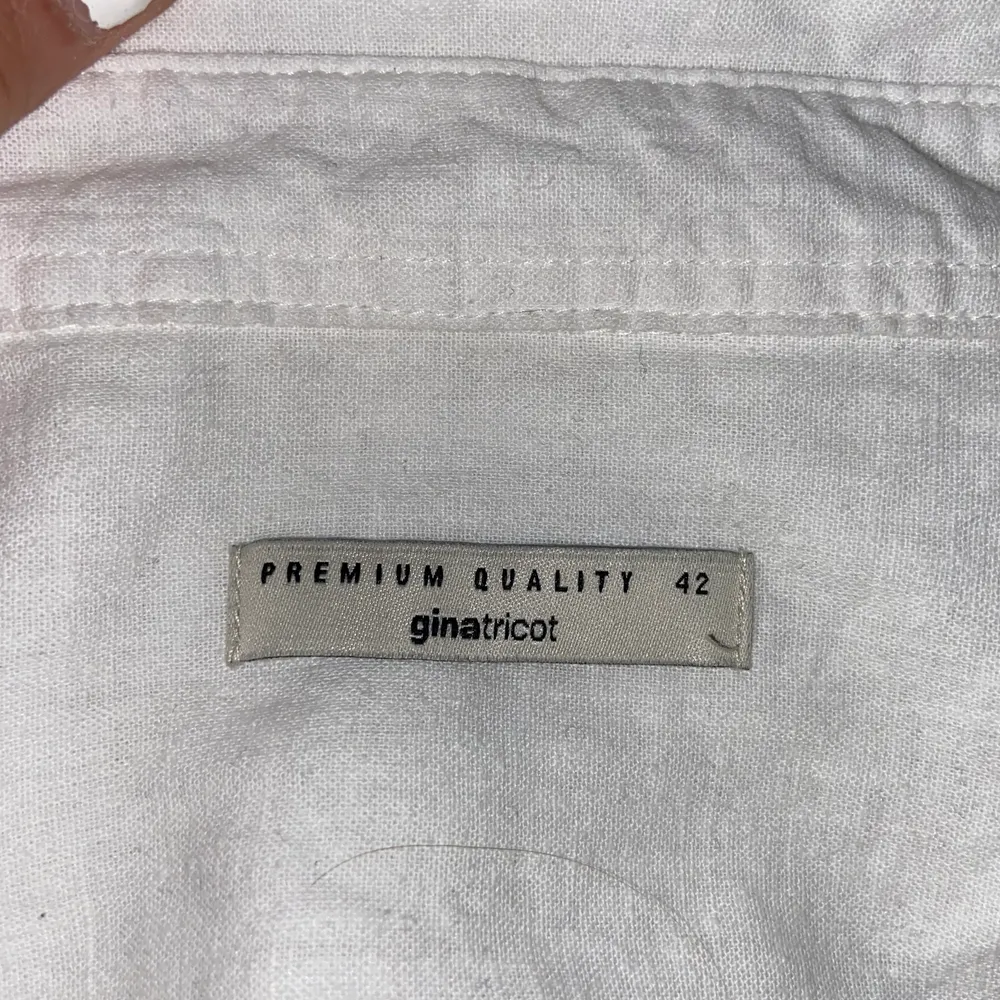 En superfin linne skjorta från Gina tricot, jag är en XS/S men den passar mig🤎. Skjortor.