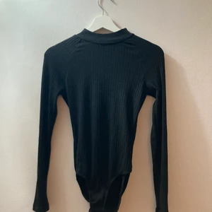Body från H&M - Basic body med polo från hm