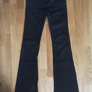 Svarta jeans - Använda men i bra skick.Lite svårt att få till färgen eftersom dom är svarta.