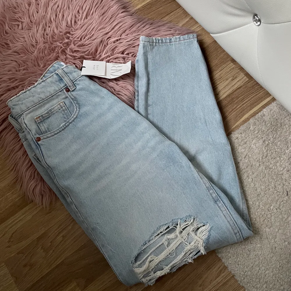 Zara jeans i storlek 36, som inte längre finns på Zaras webbplats. Jeans är helt ny och oanvänd, prislapp sitter kvar. Jag säljer dem eftersom jag har många liknande jeans. Jag är 1,64cm lång. Kontakta mig för flera bilder 💞😊. Jeans & Byxor.