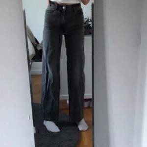 Jättefina gråa jeans som endast använts få gånger!💕 Skrynkliga på bilden då de är nytvättade men kontakta privat för fler bilder⭐️ Säljer då de har blivit försmå:) Köpare står för frakt!💕⭐️