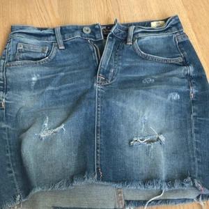 Jeanskjol - Jeanskjol med slitningar, bra skick. Du står för frakten
