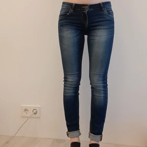 Jeans. NewYorker. Stl XS - Jeans - lågmidjade/mellanhöga. Från: NewYorker. Stl: XS. Fint skick men säljer då jag vuxit ur dom❤ Skicka meddelande för fler bilder eller frågor 🥰