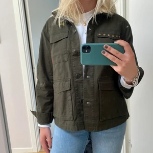 Grön jacka från hm - Grön jacka från hm med lite nitar och symboler. Aldrig använd, lapparna sitter kvar. Storlek 36, nypris 350. Köparen står för frakten, om fler är intresserade blir det budgivning! Privat budgivning pågår! 📌210kr📌