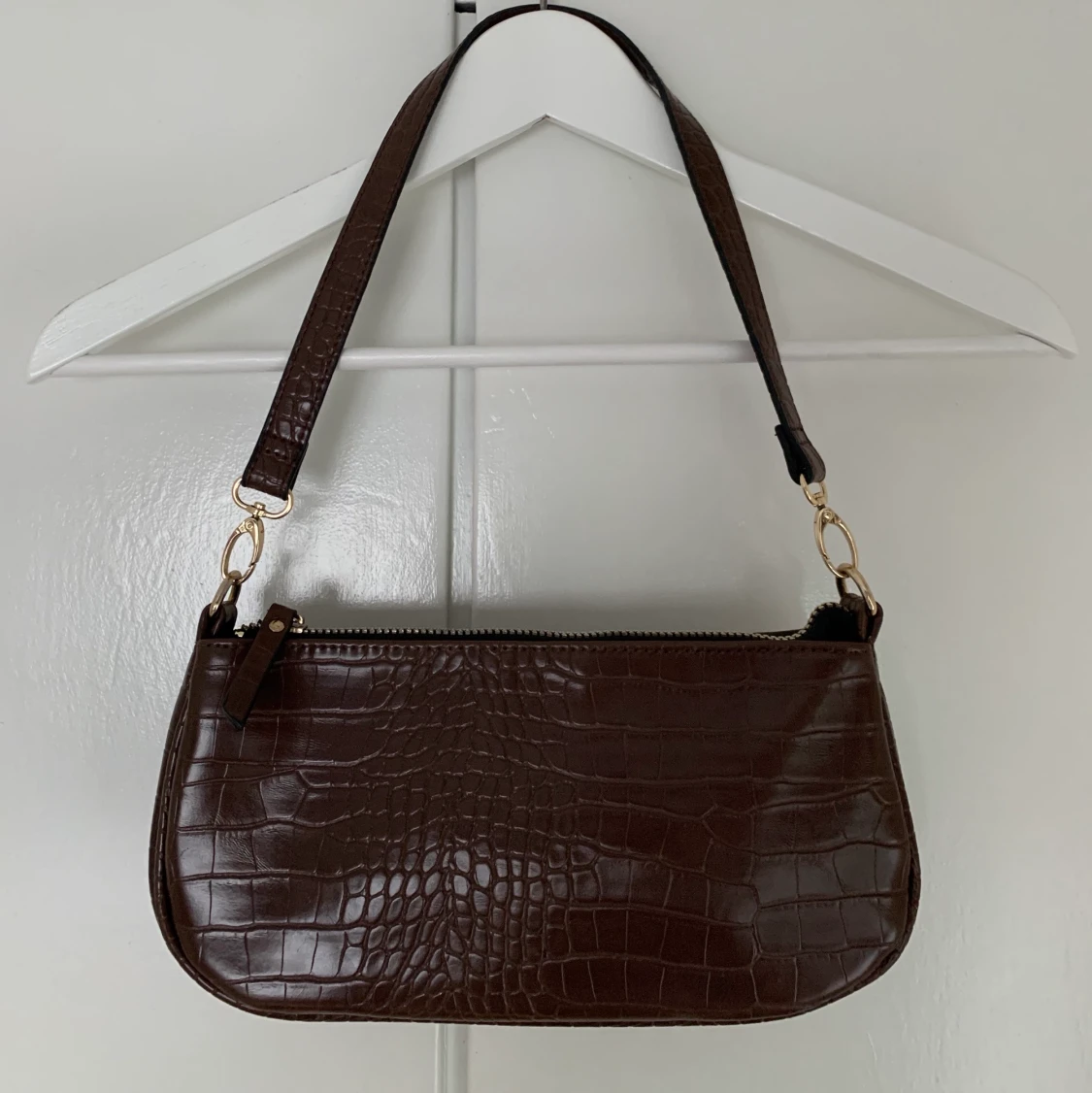 Brun baguetteväska i krokodilmönster 