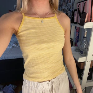 Gul crop top - Superfin gul croptop. Köpt för 2 år sen, inte använt så mycke så i väldigt fint skick! Storlek XS✨