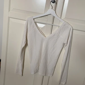 V-ringad tröja, Bik Bok, Strl: M - V-ringad tröja från Bik Bok i gott skick. 