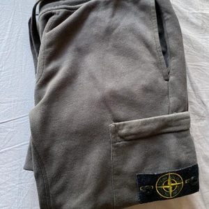 Stone Island Byxor - Säljer mina Stone Island byxor som jag köpte på Farfetch, de är i bra skick. Storlek S. Skriv för fler bilder eller andra frågor