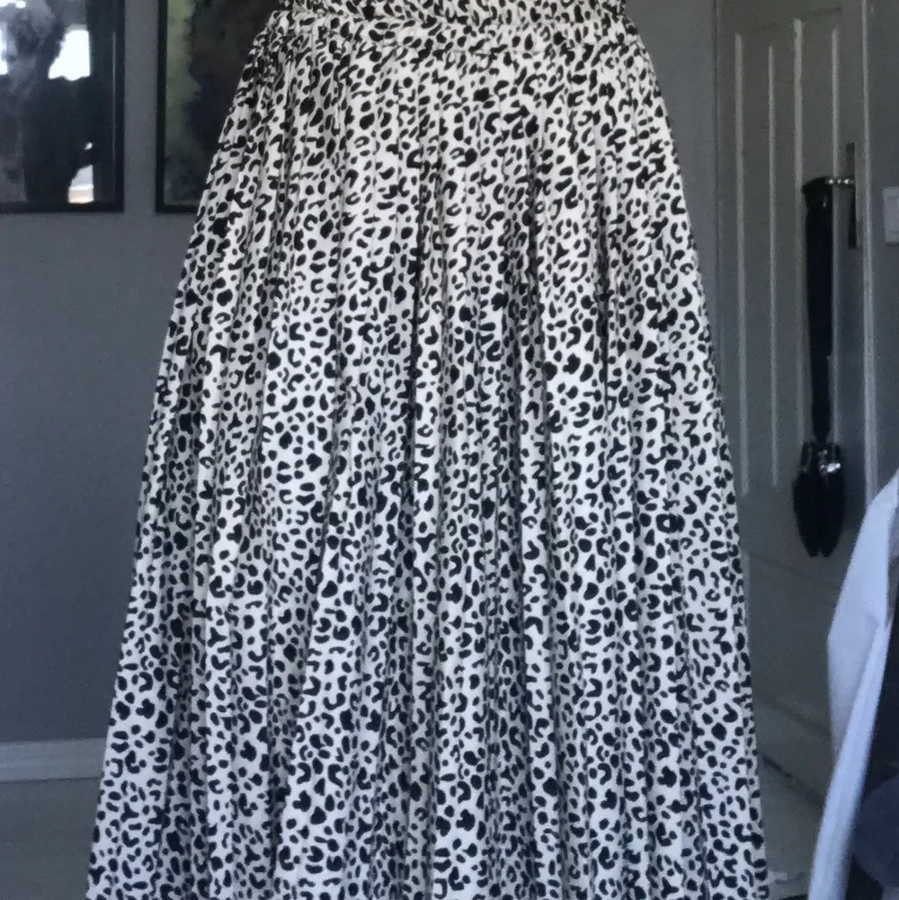 En leopardmönstrad kjol som går i färgerna beige och svart! I nytt skick!✨. Kjolar.