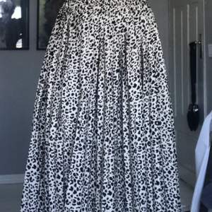 En leopardmönstrad kjol som går i färgerna beige och svart! I nytt skick!✨