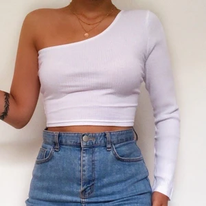 One shoulder croptop  - En jättefin topp som tyvärr är för liten för mig. Den är i medium men bör sitta bra som S eller XS. Jag har vanligtvis S/M och den är främst lite kort i ärmen. Hör av dig vid intresse!