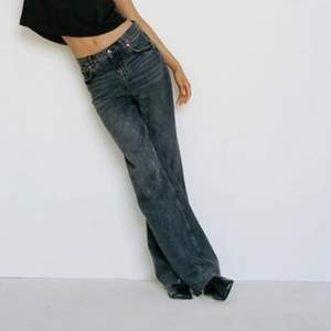 Säljer dessa snygga jeans för får ingen användning av de längre. De är avklippta längs ner som man kan se på bild 2. Är i storlek 40, men skulle även passa en 38:)