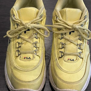 Snygga Fila - Snygga ljusgula skor, något använda men i gott skick