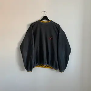 Vintage ”Travel & Sports” sweatshirt, tröjan är i bra skick och i M/L. Passform finns på våran Instagram länkad i vår bio 