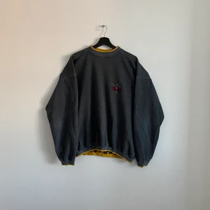 Vintage Sweatshirt  - Vintage ”Travel & Sports” sweatshirt, tröjan är i bra skick och i M/L. Passform finns på våran Instagram länkad i vår bio 