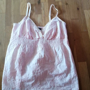 2000s linne - Supersött aprikosfärgat linne i strukturmönster. Färgen syns bäst på bild 3. Resår under bysten och reglerbara axelband. Köpt på 2000talet men i jättefint skick för sin ålder. Storlek M. Säljes då det är för litet på mig nu. Priset är inkl vanlig frakt 🌸