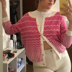 Juicy couture kofta  - Svinsnygg juicy couture kofta ✨ passar snyggt till allt och superbra kvalitet. Storlek m men passar även mindre och större beroende på passform 
