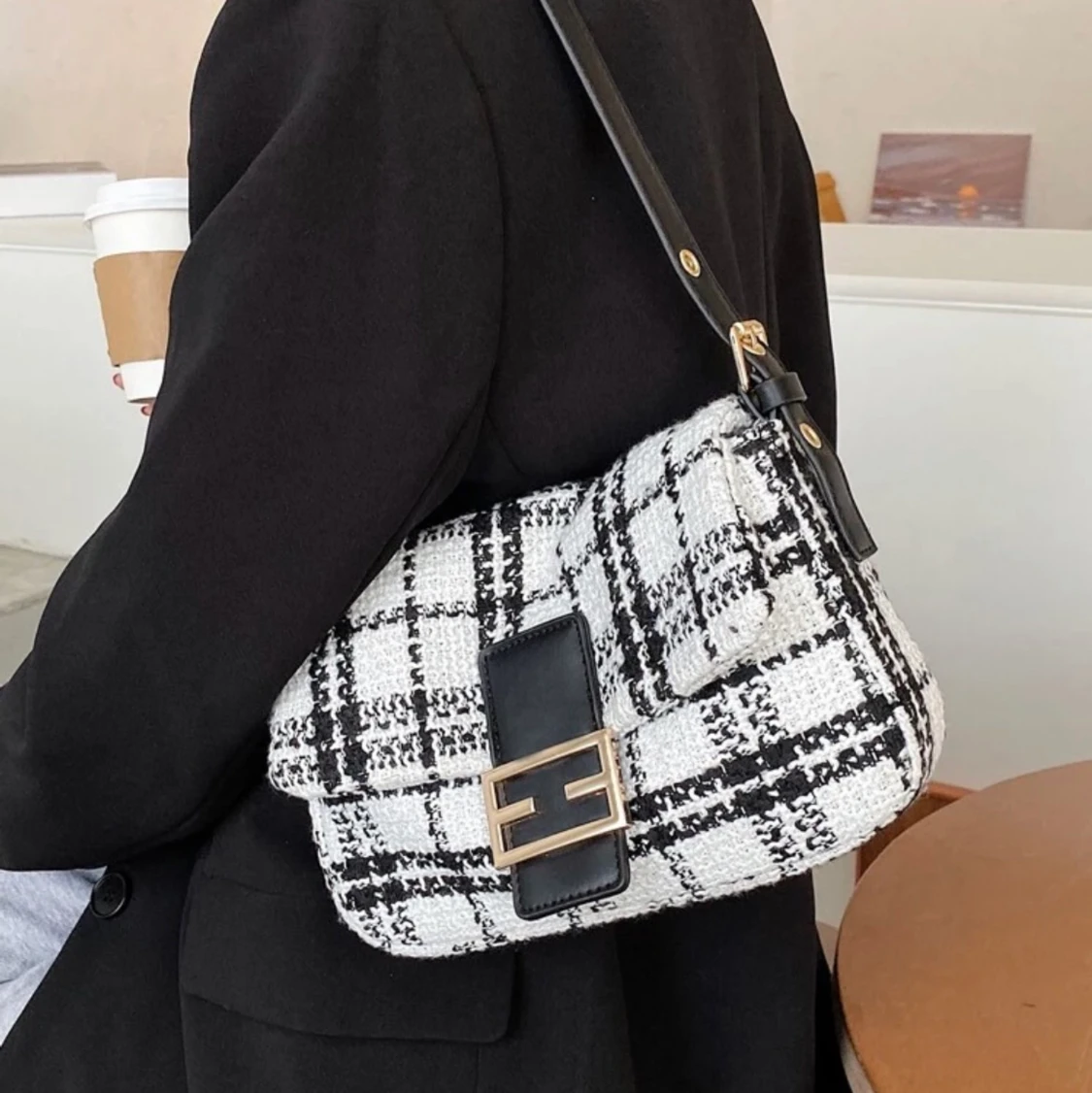 Vit axelväska väska