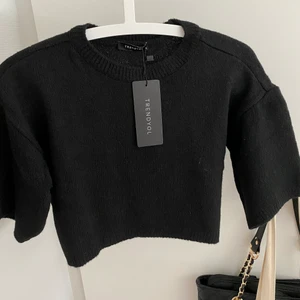 Tröja - Croppad stickad topp från Trendyol 🤍 aldrig använd och med prislapp kvar! frakten ingår ej i priset (44kr)! 