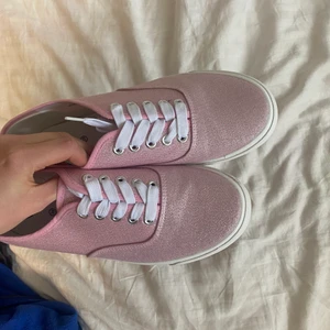 Skimriga skor - Säljer nu ett par sjuukt fina tosa skimmrande sneakers som är helt oanvända!! Stl 39 200kr💕💕💕💕
