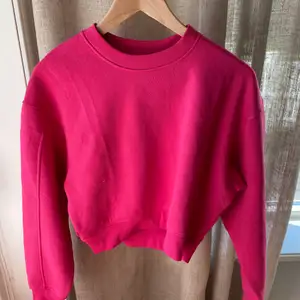 Säljer denna rosa sweatshirt från Berskha i storlek S. Aldrig använt så den är som ny, säljs för 120kr ink frakt😁
