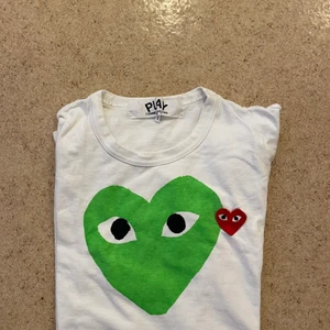 CDG t shirt - T-shirt från commes de garcons i gott skick