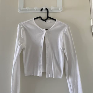 Kofta  - Säljer den här söta koftan som är använd ett fåtal gånger. Frakten ingår inte.