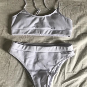 Vit ribbad bikini - Säljer denna bikini i storlek M, om du vill köpa överdelen eller underdelen för sig själv så blir de 60kr/styck + frakt. Men om du vill köpa som ett set säljer jag den för 90kr + frakt 