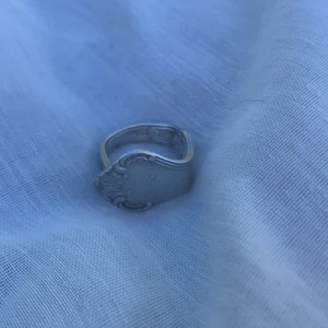 Ring - Hej säljer dennna fina ring för enbart 18 kr och det är även fri frakt om du skulle vilja beställa (ringen är hemmagjord av gammal gafflar)