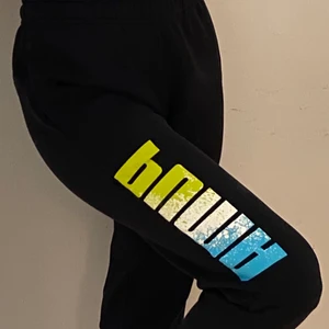 Sweatpants/mjuksibyxor Puma - Sköna svarta Puma sweatpants/mjukisbyxor. Passar storlek XS/S. PUMA tryck på vänster ben i ljusgrön, vit och ljusblått/turkos. Sköna och använt några gånger men i bra skick. Kan knytas i midjan. Kan mötas i Umeå eller skicka om köpare står för frakt. Spårbar: 66kr, icke-spårbar: 30kr