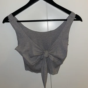 Grå crop top -  Grå crop top i storlek XS/S, sitter dock tajtast på S.
