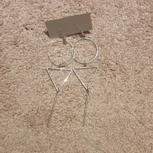 Örhängen - Metallörhängen, 10 cm långa. 