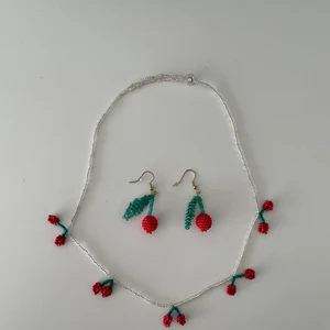 Körsbärssmycken - Supergulliga smycken gjorda av små pärlor! Aldrig använda så de är i nyskick(: Passar fint nu till sommaren<3