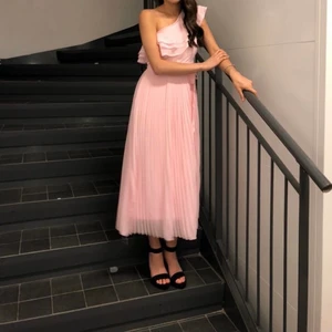 Söt rosa klänning från bubbleroom  - Jag säljer min fina rosa klänning från bubbleroom i storlek 34. Den har ett fint band som kan bestämma lite själv hur man knyter den på. Köparen står för frakt💗