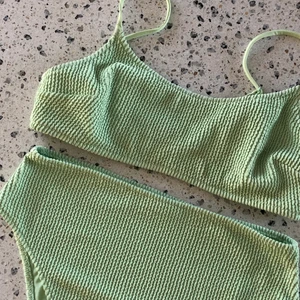 Grön Bikini - Superfin och härlig grön bikini form HM. Lapparna är tyvärr bortklippa så lite osäker på storlek, men jag har alltid 36, så båda två är nog i storlek 36 och passar bra på en 36:a! 🧡