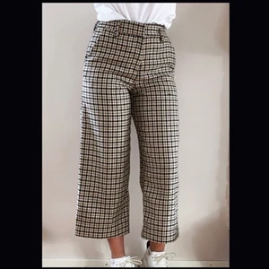 Rutiga Culotte byxor  - Ett par rutiga byxor i modellen culotte med högre midja från H&M. Använda ett fåtal gånger och är i fint skick. Möts antingen upp i Stockholm eller fraktar, tar endast swish :) för storleksreferens så är jag 165 cm lång och brukar ha storlek 34/36