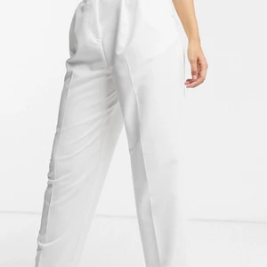 ASOS vita kostymbyxor  - Oanvända, endast testade. Säljer pga hann inte skicka tillbaka dem och de sitter inte riktigt som jag trodde. Frakt tillkommer. Bara skicka meddelande om egna bilder önskas 
