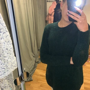 Lång mörkgrön stickad tröja - För lång för min del men annars en väldigt fin stickad tröja i bra skick, inte använd mycket alls.