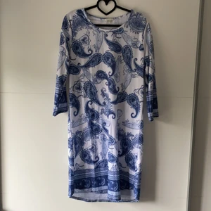 Mönstrad klänning - Vit klänning med blått mönster i ett mjukt tyg. Klänningen är i storlek L men skulle säga att det snarare är M/L. Kan mötas upp i Göteborg/Nyköping alternativt skicka om kund står för frakt 🌼