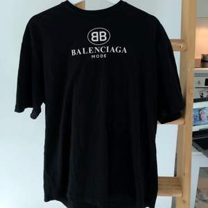 Balenciaga svart logo cotton T-shirt. Storlek XS men är oversize i storleken. Bra skick.