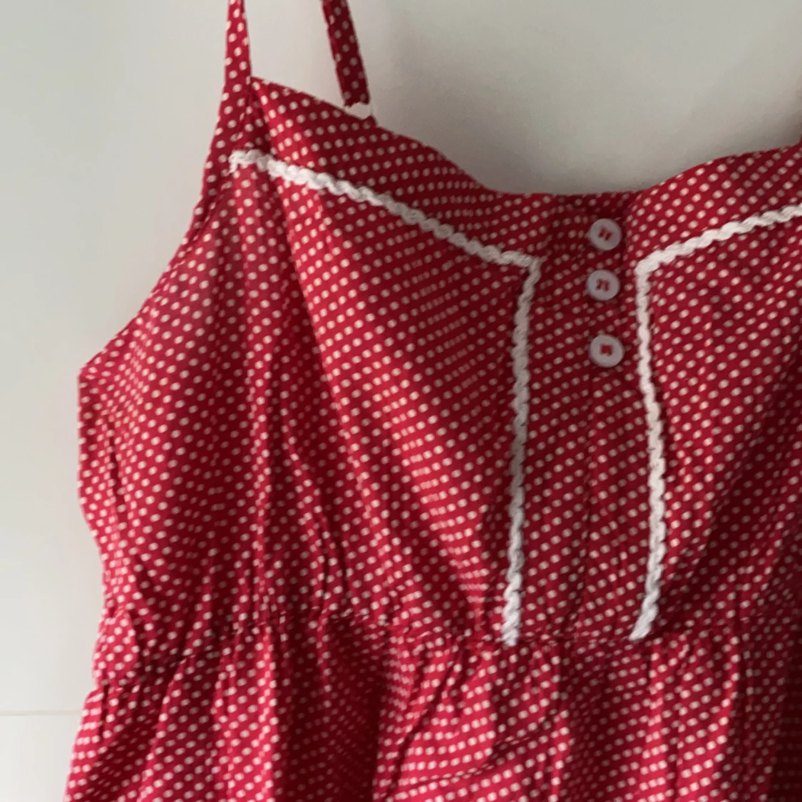 Röd, prickig sommarklänning - 90