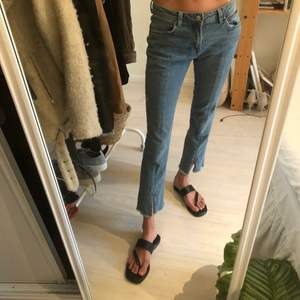 Lågmidjade jeans med slits framtill💙