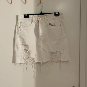 Zara - Vit jeans kjol från zara. Strl 40. Inga missfärgningar eller fläckar. Andvänd fåtal gånger. Pris kan diskuteras 