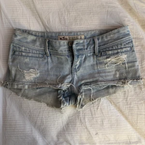 Lågmidjade shorts hollister - De perfekta lågmidjade shortsen från hollister💙 ljusblåa