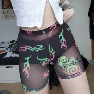 Jaded London-shorts - Shorts från Jaded London med färgglada tribaler på. Meshtyg, stretchiga och otroligt sköna! Möts i Stockholm eller postar mot porto (20kr) 🖤
