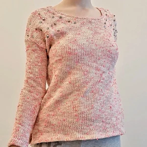 Stickad tröja från BikBok. Stl XS - Stickad tröja från bikbok. Stl XS (men har lite större passform😊) Nitdetaljer på axlar och små "slits" på sidorna, bara att skicka meddelande för fler bilder eller frågor! 🥰 