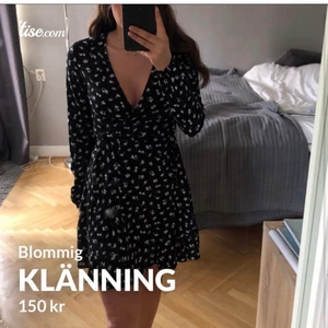 Blommig klänning - Långärmad svart blommig klänning, kommer dessvärre inte ihåg vart jag köpte den. Super skönt tyg. Aldrig använt och säljer pga att den inte kommer till användning. Knyts med band och är omlott.  Strl. 34 (passar mig som är xs/s) 
