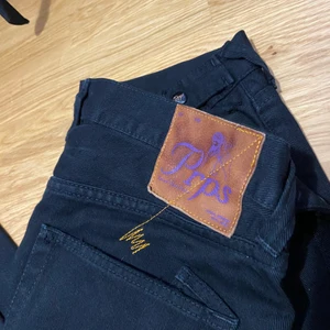 Jeans - Sjukt coola jeans, går för cirka 3000kr online, relativt långa och i storlek 33, kontakta gärna vid mått eller andra frågor :) frakt tillkommer ✨