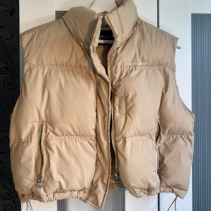 Beige väst - Älskar denna så mycket. Använd nå få gånger men inte alls mycket.  Den har en superfin beige färg och man kan matcha den med en vit eller brun hoodie till exempel. Superfin nu till sommaren.