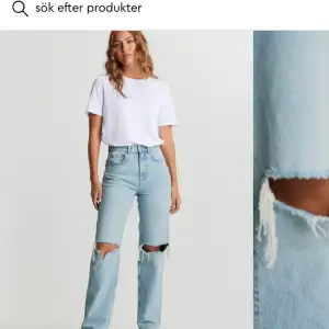 säljer mina favorit jeans! de passar perfekt, skulle säga att de passar 34/36 och en liten 38. skitsnygga med slitna knän, använt några gånger men är så gott som nya, bra skick! köpta för 600, säljer för 250. pris kan diskuteras